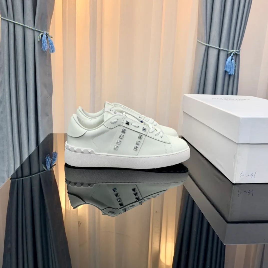 👟👟Ex-factory price👟👟Ex-factory price 480👟👟 Women's shoes Women's clothing Women's shoes Women's clothing VALENTINO Valentino sneakers 23ss new letter sneakers white shoes lace-up sneakers Zhang Yixing's same rivet lace-up casual shoes sneakers The highest version on the market! All details are consistent with the original version. Buy the original 1:1 replica. Material: Original imported pebbled cowhide with VT original webbing. 3D printed color pattern. Inner lining: Imported cowhide lining. Cowhide foot pads. Outsole: exclusive molded T👟👟factory price U wear-resistant outsole. Strap: with rubber texture VLTN LOGO. Insole: genuine consistent rubber insole. Original box and full set of original packaging. Size: 35-40 (41🉑️Customized, non-refundable) 38-44 (45🉑️Customized, non-refundable)